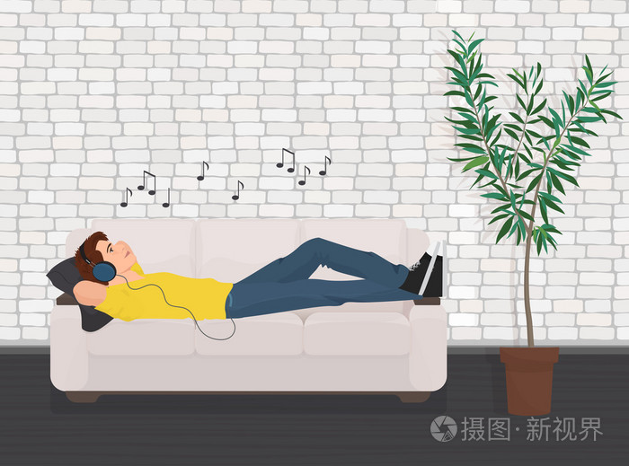 人躺在沙发沙发上放松和听音乐