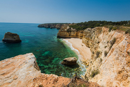 美丽的阿尔加维沿海与水晶清澈的水，葡萄牙