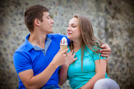 户外画像的快乐年轻夫妇吃冰淇淋