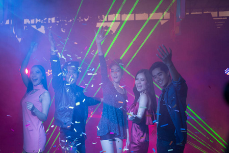 快乐的时光, 年轻人亚洲人在聚会上跳舞很开心。新年晚会酒水节日和庆典理念