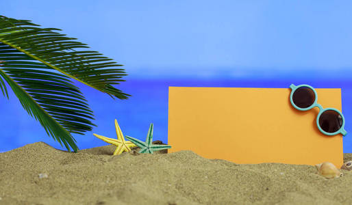 夏天的沙滩空白的纸页