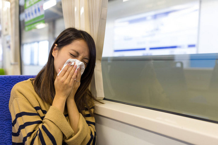 女人在火车生病