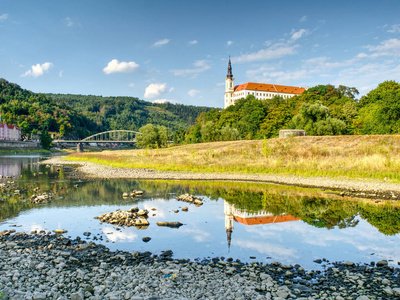 Decin, 捷克共和国, 2018 夏季, Elbe 的干河床。空荡荡的河床上有有毒的脏水。Decin 城堡在老铁路桥梁之上