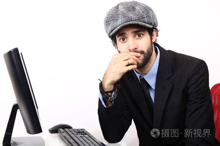 黑人商人在电脑上工作