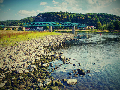 在捷克共和国 Decin 镇附近的 Elbe 干涸的河床, 2018 夏季。捷克和德国最大的河流干地