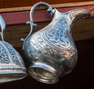 古代金属水罐在东方风格在古玩市场