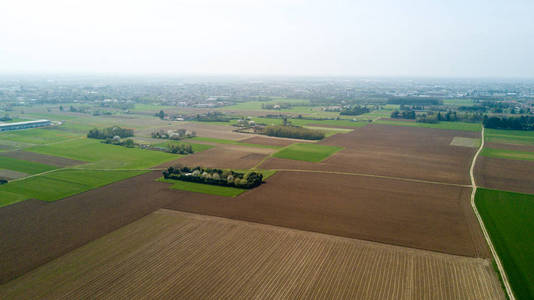 自然和风景 字段 栽培 绿草 农村 农业 土路鸟瞰图