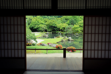 在殿里，日本京都的日本花园