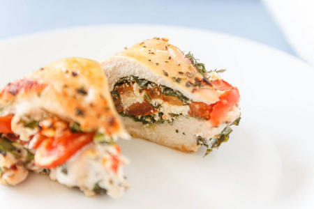 在白色盘子里塞满了软干酪西红柿和绿色的切片烤家禽鱼片。适当的有益健康的食物, 饮食的概念