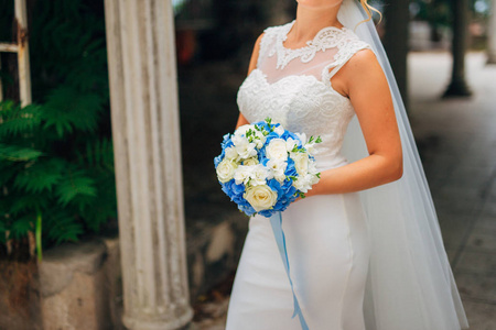 婚礼在新娘的手中的花束图片