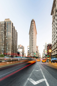 美国纽约市2014年8月24日 在曼哈顿第五大道熨斗大厦前的运动模糊交通。熨斗是纽约市的标志性建筑物。
