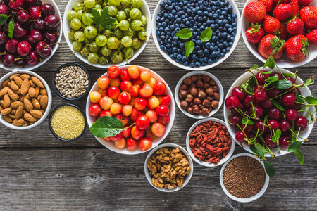 选择健康食品, 水果, 浆果, 坚果和种子的品种。餐桌上的素食成分