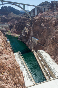 胡佛水坝也称为顽石坝，黑峡谷的科罗拉多河，边界的内华达州和亚利桑那州，美国