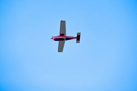 螺旋桨小飞机在天空中