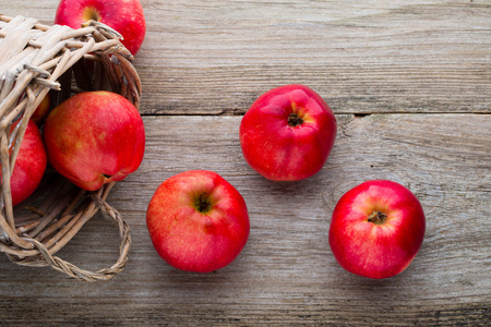 成熟的红苹果，木制背景