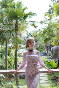年轻的乌克兰女孩，在热带的巴厘岛，印度尼西亚的豪华度假别墅