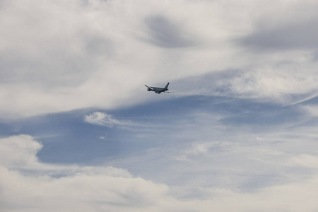 飞机在天空中