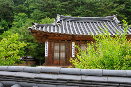 韩国儒家村瓦屋顶屋图片