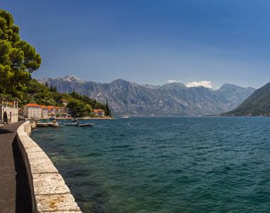 阳光明媚的地中海风光。黑山, Kotor 湾