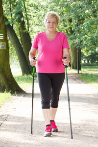 高级老妇练习走路，老年时的运动生活方式的北欧