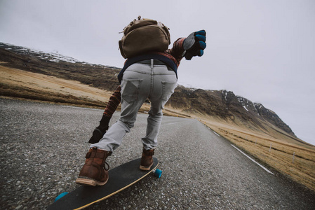 滑冰者旅行冰岛在他的长板