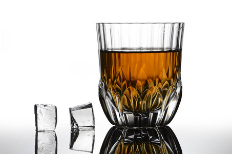 玻璃与孤立的威士忌