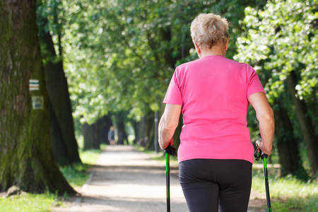 高级老妇练习走路，老年时的运动生活方式的北欧