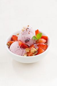 在一个碗里，垂直草莓冰淇淋