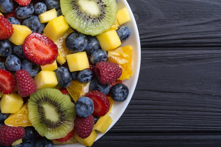 新鲜水果和浆果沙拉。健康维他命食品背景