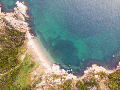 空中无人机视图的海滩湾与人在 Erdek TurankoyBalikesir 游泳。自然在城市