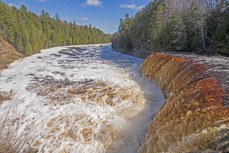 冲水在被淹没的上部 Tahquamenon 瀑布在 Tahquamenon 瀑布状态公园在上部密执安