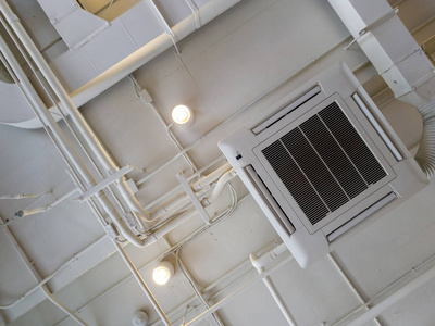 白色工业空调冷却管, 管道在天花板上。通风系统吊顶风管