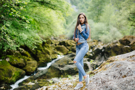 长头发的女人摆在山