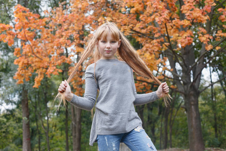 童年, 季节和人概念秋天公园落叶的愉快的小女孩