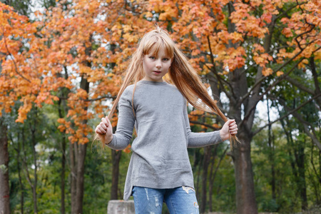 童年, 季节和人概念秋天公园落叶的愉快的小女孩