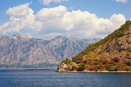 美丽的夏日地中海风光。黑山, Kotor 湾, 亚得里亚海