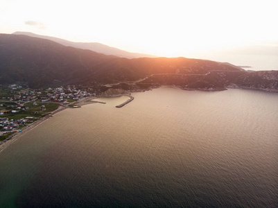 空中无人机鸟瞰海滩湾日落在 Erdek TurankoyBalikesir 土耳其。自然在城市