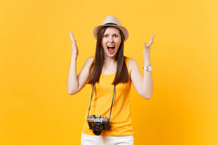 在夏季的休闲服装, 帽子与复古复古照片相机孤立的黄色橙色背景, 震惊的旅游妇女。在周末出游的女孩旅行。航空飞行旅途概念
