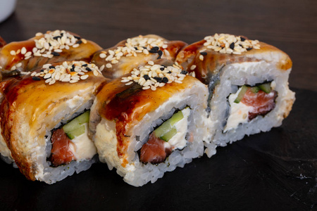 芝麻和红烧美味鳗鱼寿司