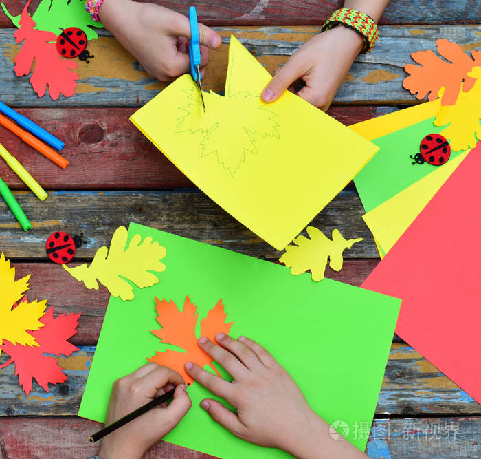 用自己手中的彩色纸制作枫叶用来装饰贺卡手工工艺品你好秋天的概念