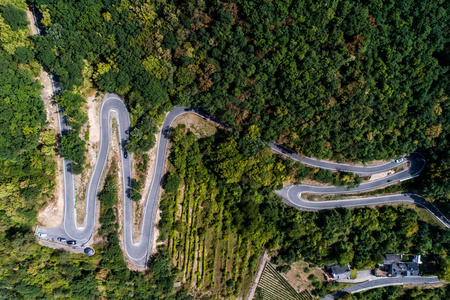 蜿蜒的路蜿蜒从高山通行证在 mosel 村庄 Brodenbach 德国鸟瞰图