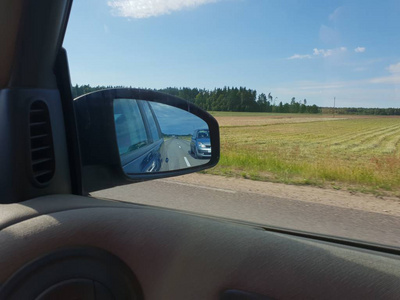 驾驶时镜中道路的交通观