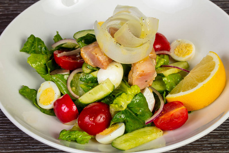 健康金枪鱼沙拉配鸡蛋, 柠檬和蔬菜