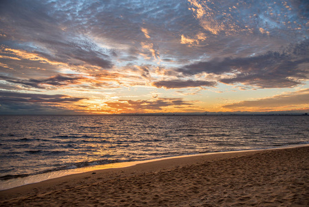 美丽的夕阳的天空，海滩和大海