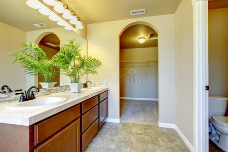 带淋浴和浴缸的新家庭浴室。