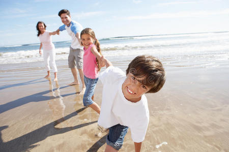 一家人在海滩度假玩得开心