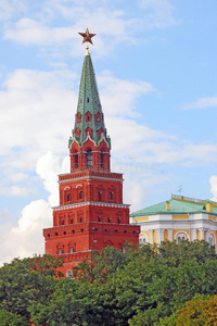 莫斯科克里姆林宫塔。蓝天背景。