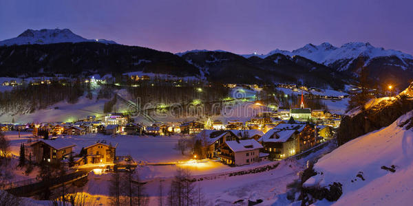 日落时奥地利索尔登山滑雪场图片