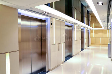现代建筑电梯大堂图片