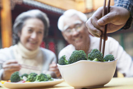 用筷子拿起西兰花的特写镜头